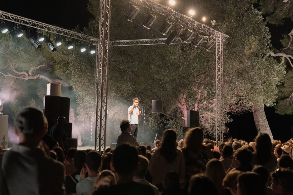 Kev Adams sur la scène de la Villa Roca