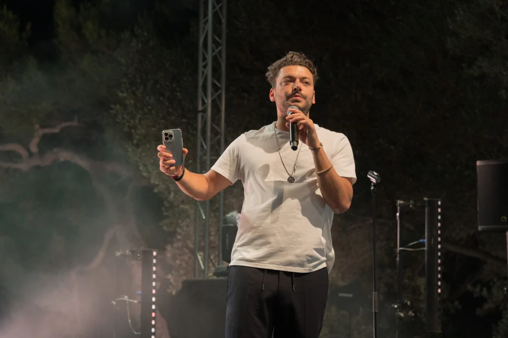 Kev Adams sur scène à la Villa Roca