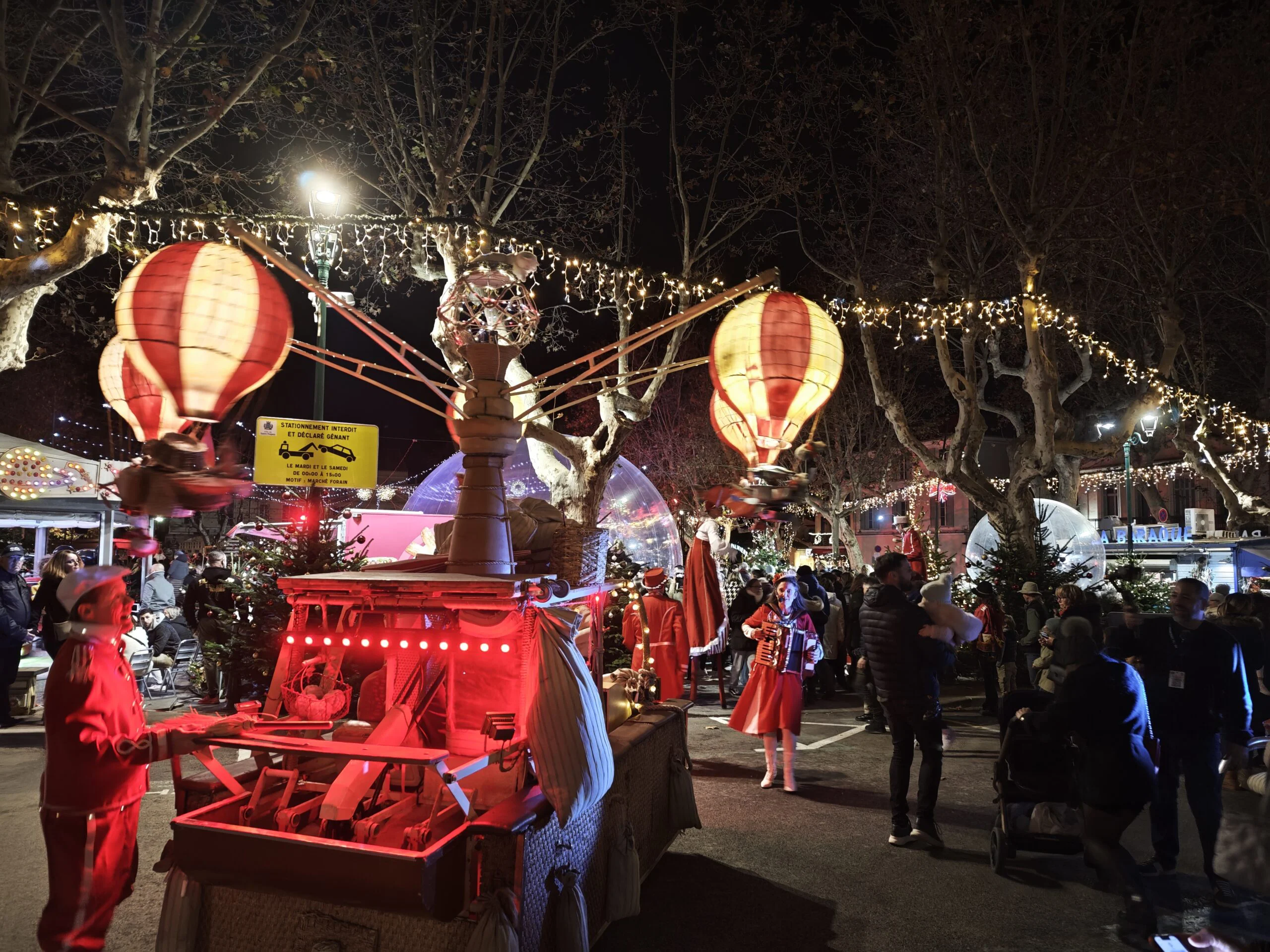 Char illuminé de la parade de Noël de Saint-Tropez, 7 décembre 2024