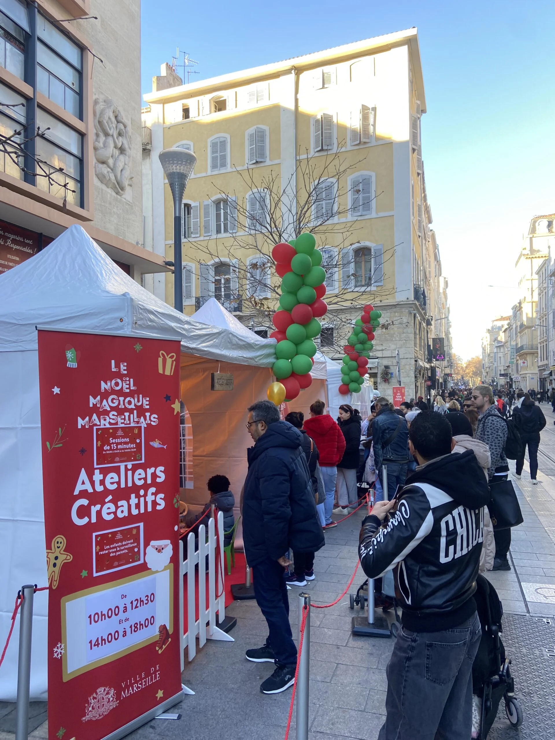Barnums, barrières et signalétique d’un atelier de Noël à Marseille, décembre 2024