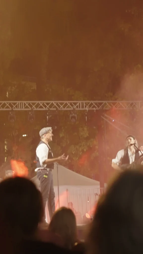 Guitariste de Celtic Kanan sur scène au Lavandou