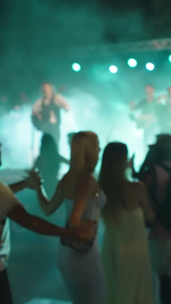 Le public danse au pied de la scène au Lavandou