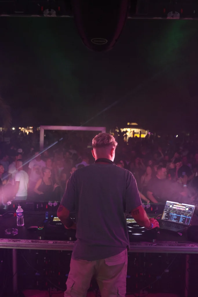 DJ de dos devant la foule du parc du Béal, O’Mazette 2026