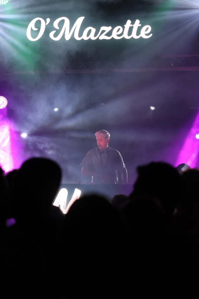 DJ set sous le logo O’Mazette, public en ombre chinoise