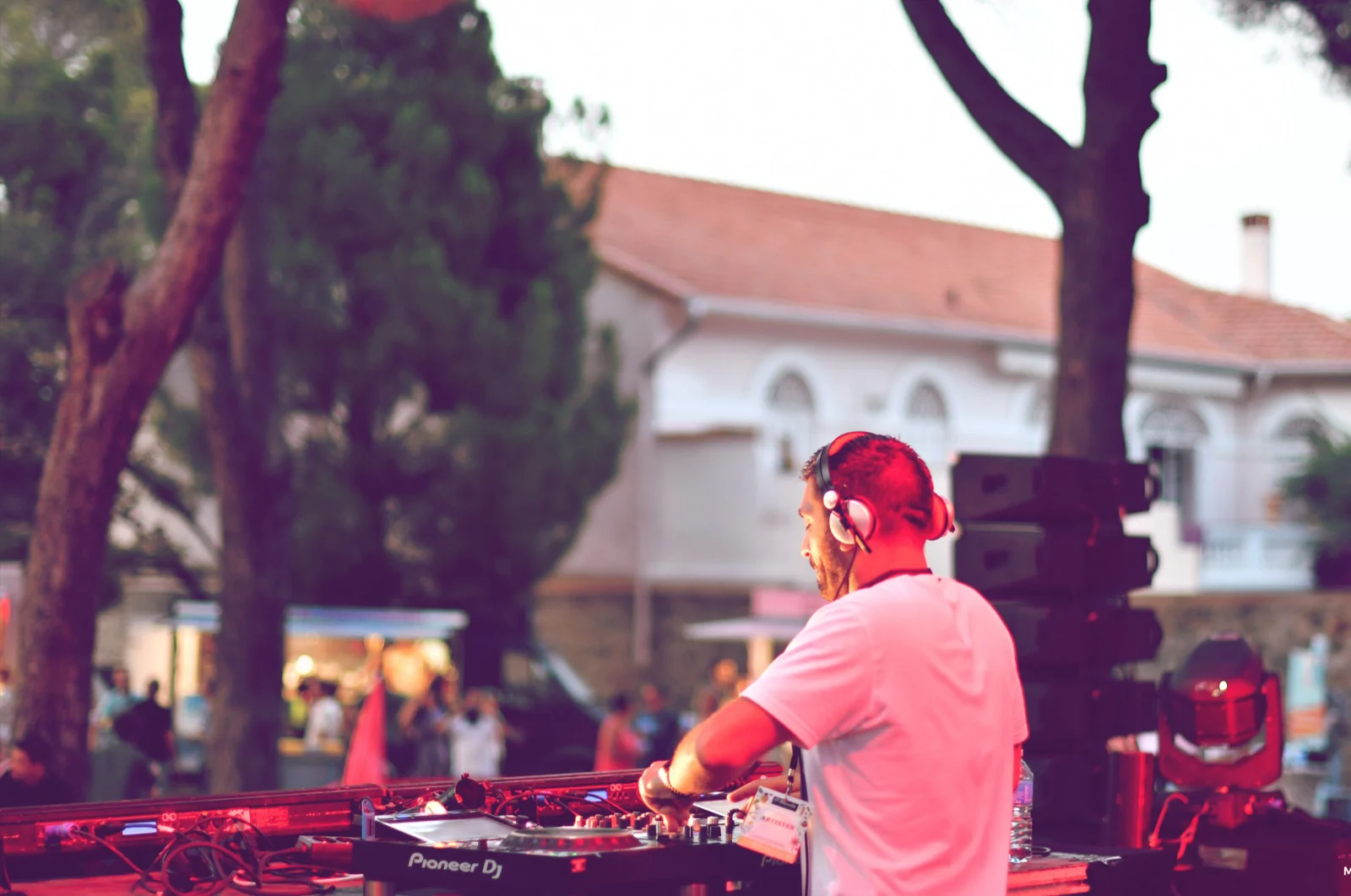 DJ au coucher du soleil pendant le festival O’Mazette à La Crau