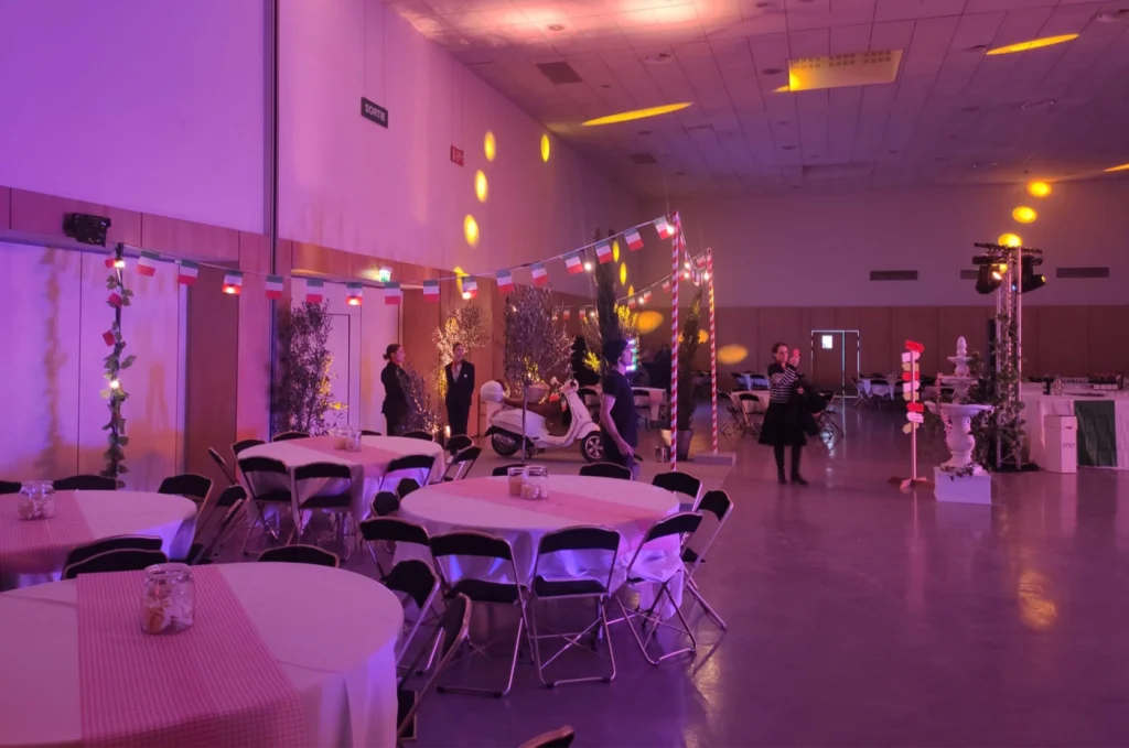 Salle dressée et mise en lumière pour une soirée d’entreprise de 1 000 personnes