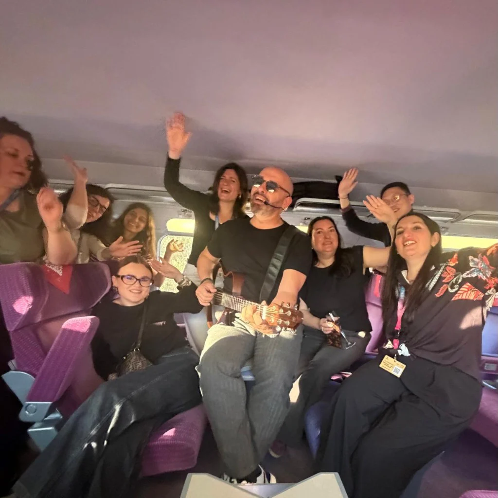 L’équipe Mad In Event et ses artistes dans le train pour le salon Heavent