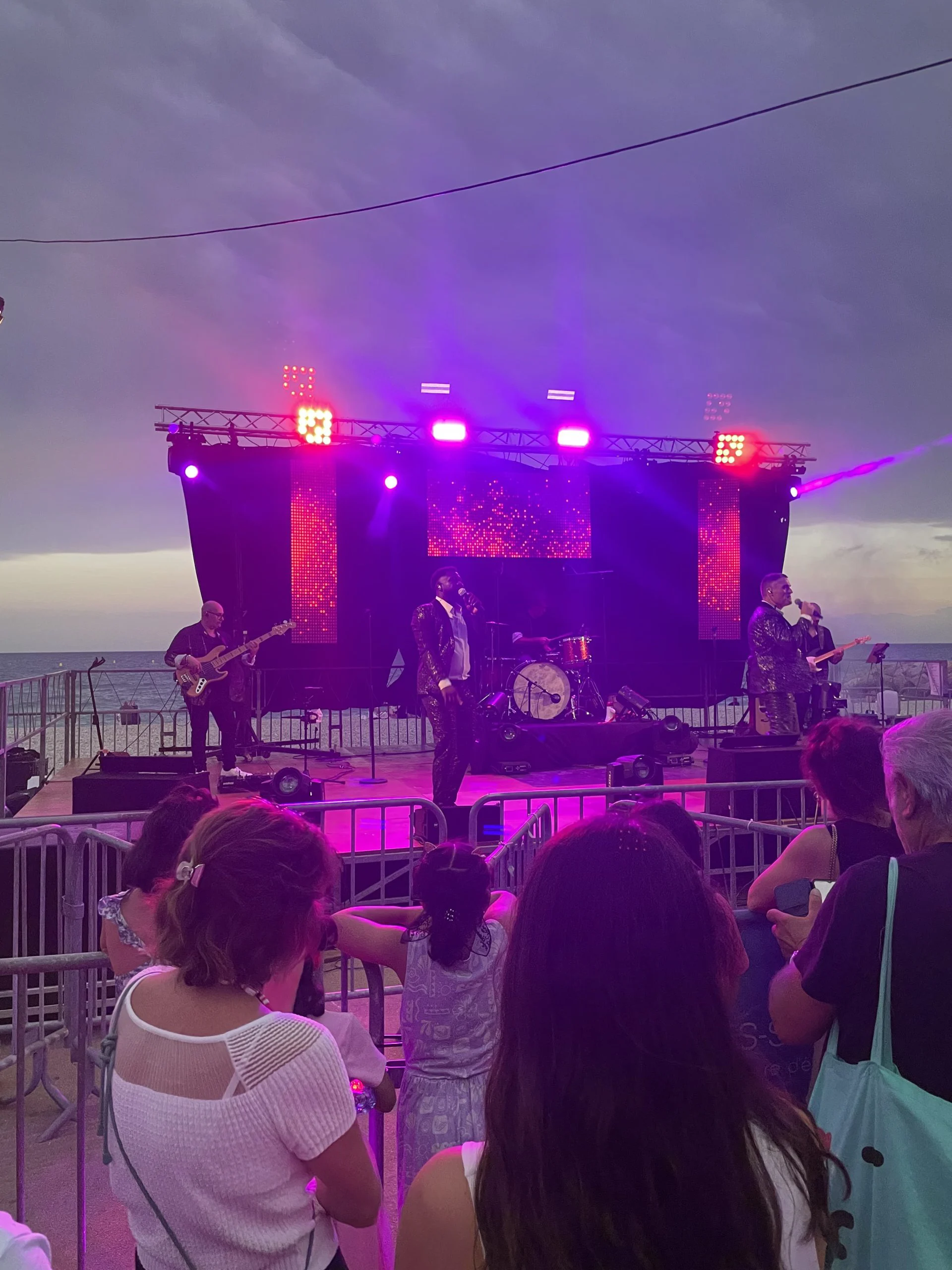 Scène et public sur la promenade de la Plage à Cagnes-sur-Mer, été 2026