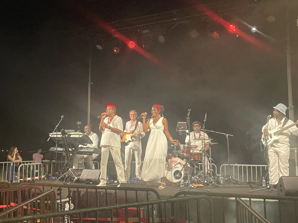 Orchestre sur la scène de la promenade de Cagnes-sur-Mer