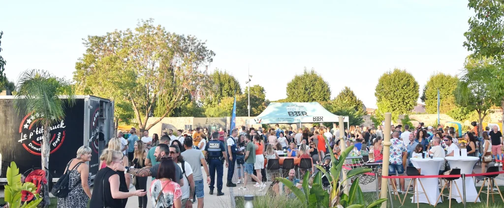 Le site du festival O’Mazette au parc du Béal à La Crau : entrée, bar, food-trucks et public