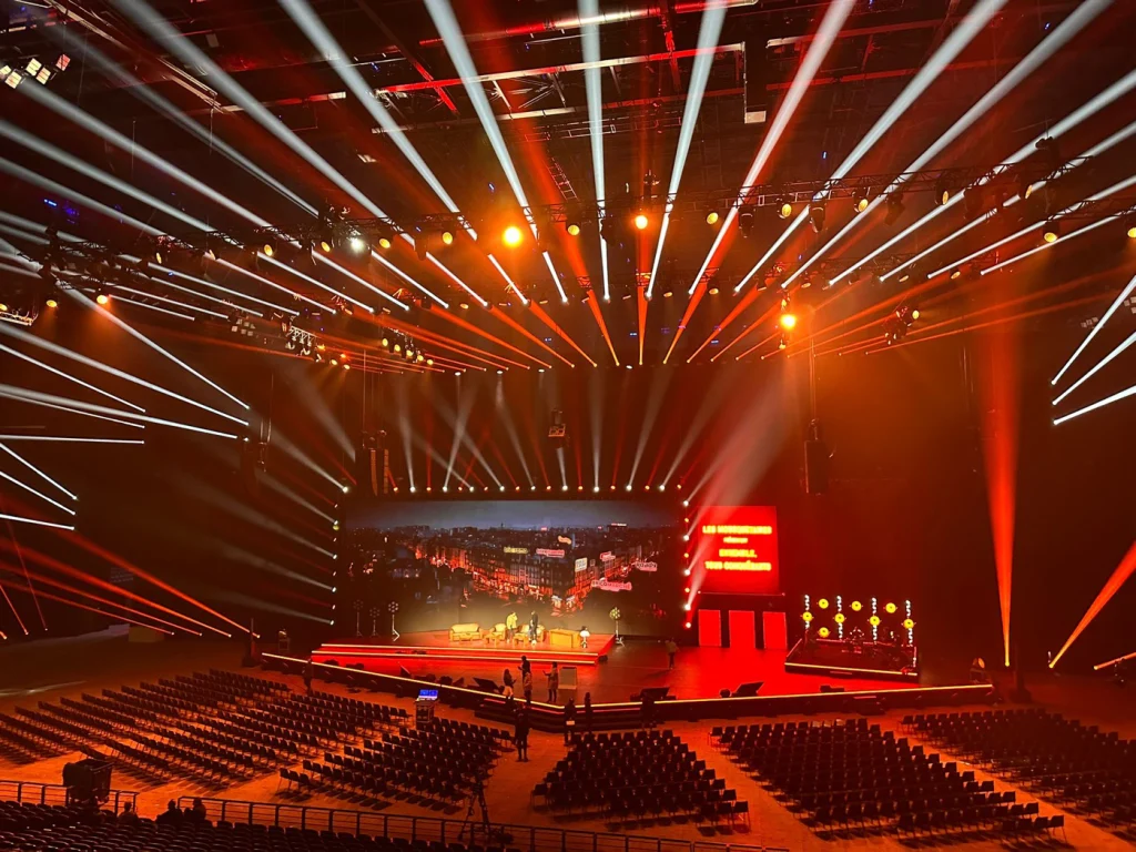 Scène et faisceaux de lumière d’une convention d’entreprise