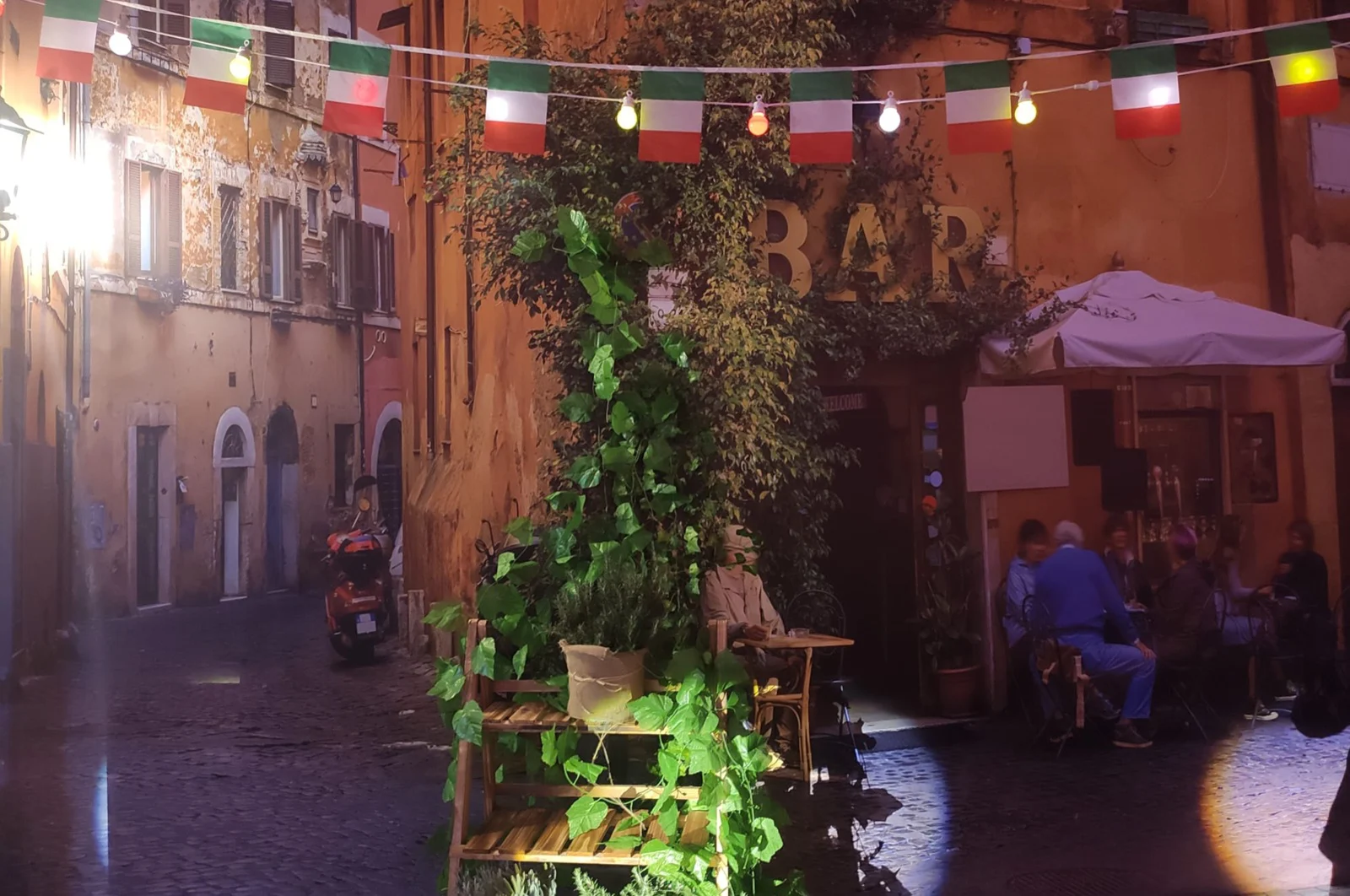 Décor de ruelle italienne pour la soirée Dolce Vita au Parc Chanot