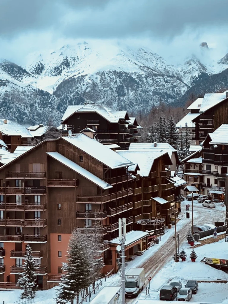 Station de Risoul sous la neige, séminaire et olympiades d’entreprise