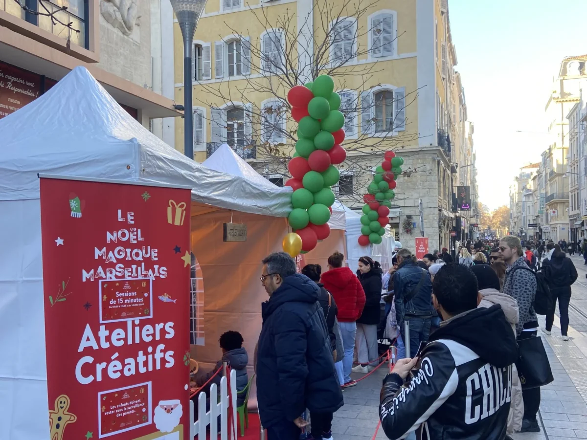 Barnums, barrières et signalétique d’un atelier de Noël à Marseille, décembre 2024